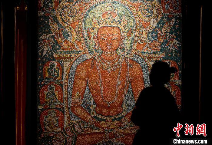 3月31日，觀眾欣賞展覽中的作品?！±盍?攝