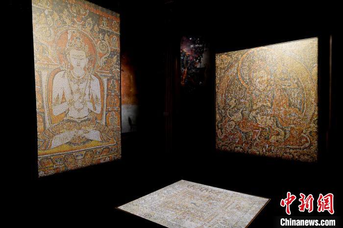 3月31日，觀眾欣賞展覽中的作品?！±盍?攝
