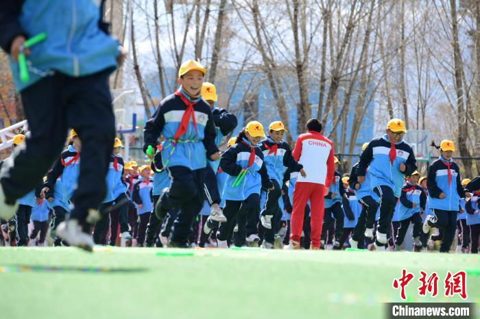 圖為學生在跳繩教練齊景龍的指導下做準備運動?！∝暩聛硭?攝