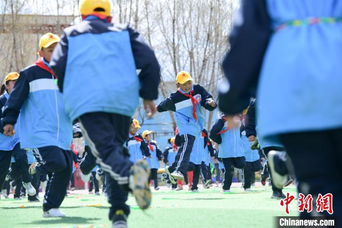 圖為學生在跳繩教練齊景龍的指導下做準備運動?！∝暩聛硭?攝