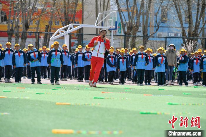 圖為學生在跳繩教練齊景龍的指導下做準備運動?！∝暩聛硭?攝
