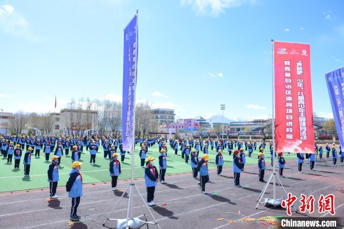 圖為學生在跳繩教練齊景龍的指導下做準備運動?！∝暩聛硭?攝