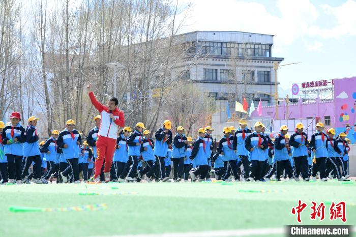圖為學生在跳繩教練齊景龍的指導下做準備運動?！∝暩聛硭?攝