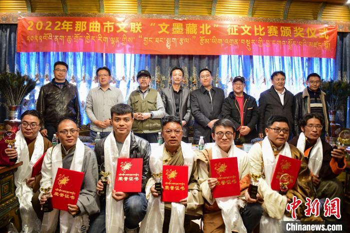 圖為獲獎人員合影留念?！∝暩聛硭?攝