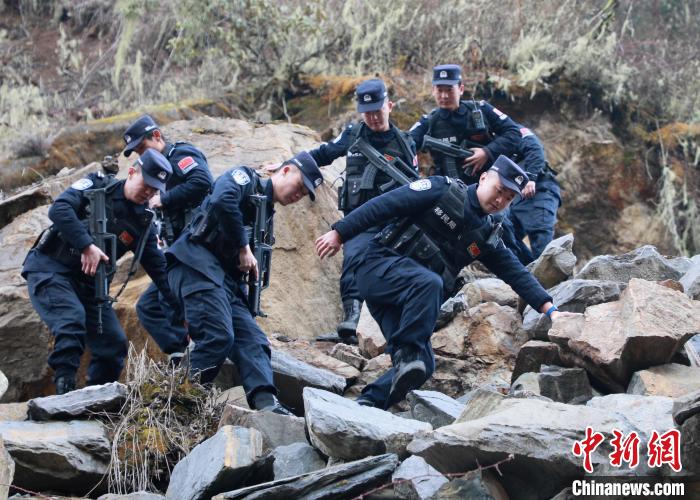 山南邊境管理支隊玉麥邊境派出所民警在邊境巡邏途中穿過亂石區?！∴嶇?攝