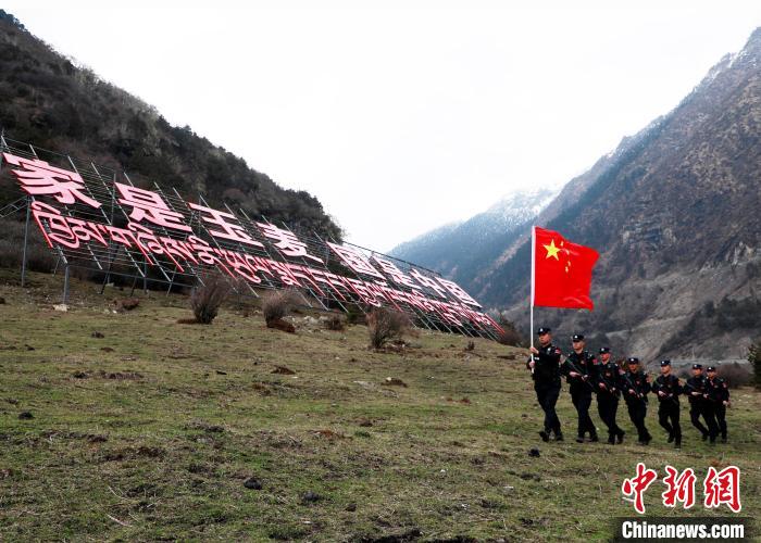 山南邊境管理支隊玉麥邊境派出所民警在轄區開展巡邏?！∴嶇?攝