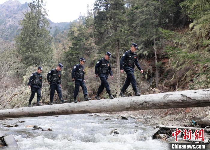 山南邊境管理支隊玉麥邊境派出所民警邊境巡邏途中走過河道上“獨木橋”?！∴嶇?攝