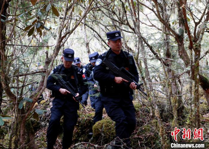 山南邊境管理支隊玉麥邊境派出所民警在邊境原始森林里開展邊境巡邏?！∴嶇?攝
