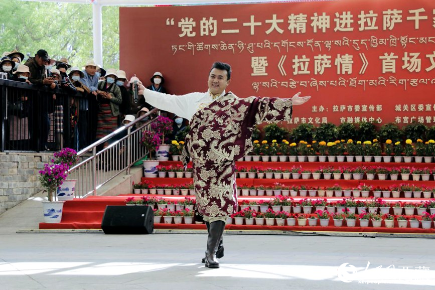 獻唱《夏爾巴》。人民網 次仁羅布攝