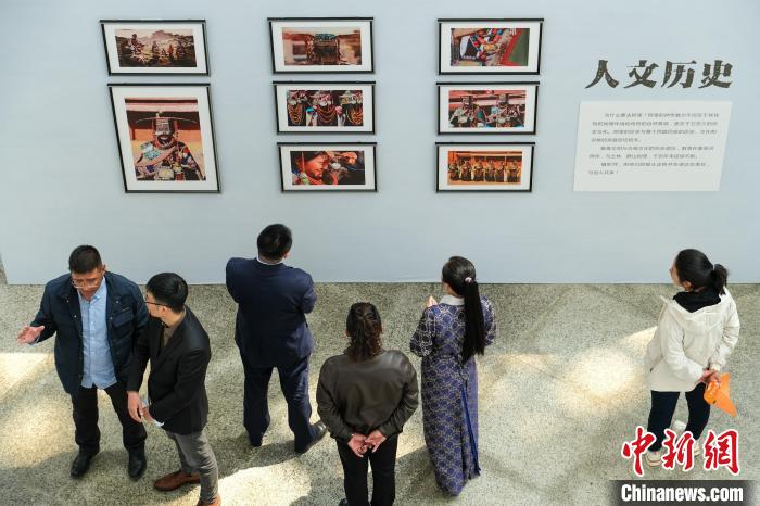 圖為觀眾觀看展覽。
