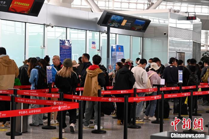圖為“五一”期間，拉薩貢嘎機場旅客密集出行?！≡黝D珠 攝