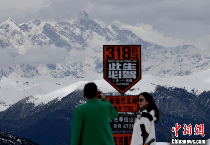 圖為5月14日，西藏林芝色季拉山觀景臺，游客遠眺南迦巴瓦峰?！　±盍?攝