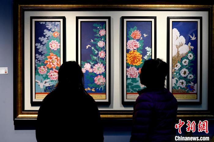 圖為5月16日，觀眾正在欣賞展覽中的新創唐卡作品?！±盍?攝