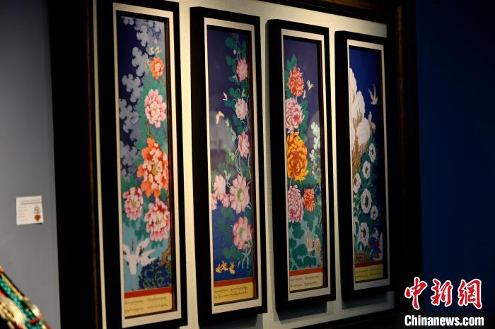 圖為5月16日，展覽中新創唐卡作品《四季花》?！±盍?攝