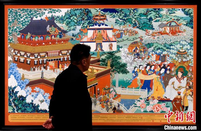 圖為5月16日，觀眾正在欣賞展覽中的新創唐卡作品?！±盍?攝