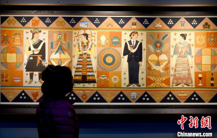 圖為5月16日，觀眾正在欣賞展覽中的新創唐卡作品?！±盍?攝