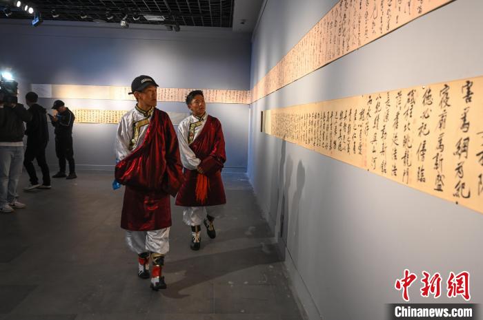 圖為學生參觀黃庭堅書法文獻展?！≮w朗 攝
