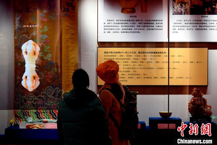 圖為5月18日，觀眾正在欣賞展覽?！±盍?攝