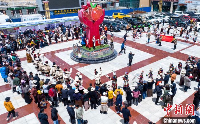 圖為“極地那曲 天際之旅”2023西藏那曲“中國旅游日”音樂美食嘉年華活動現場?！∧乔形幕吐糜尉止﹫D