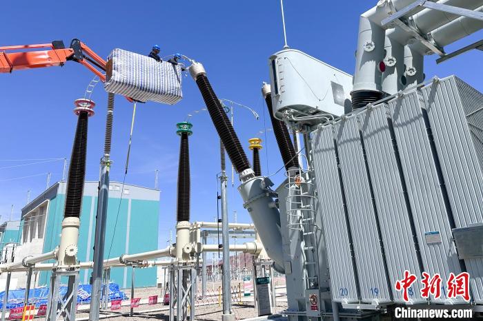國網西藏電力組織檢修人員對設備進行全面體檢?！W西藏電力有限公司 供圖