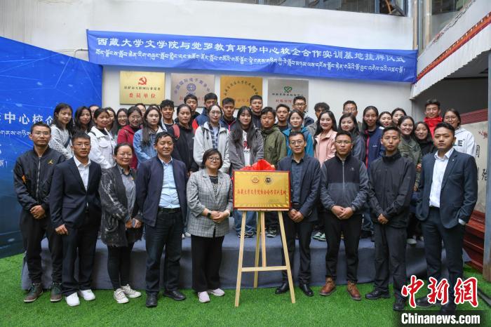 圖為揭牌儀式上合影?！∝暩聛硭?攝