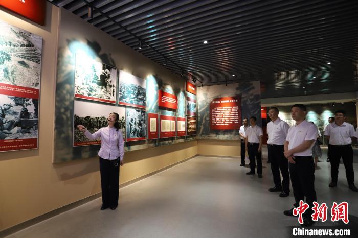 圖為西藏航空一行在臨沂市孟良崮戰役紀念館開展主題教育活動?！〗?攝