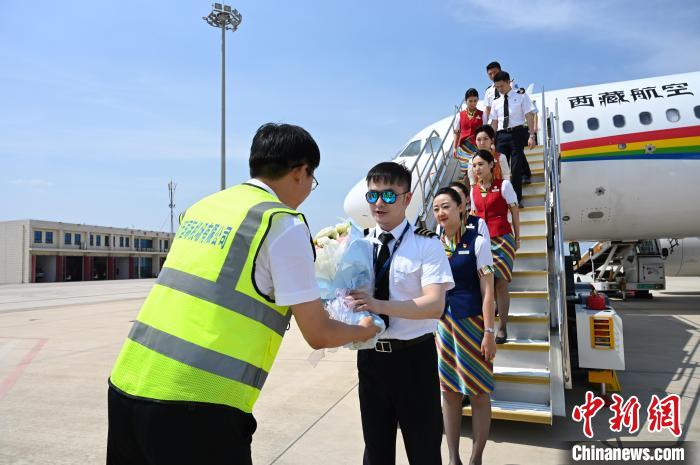 圖為機組順利抵達后獲贈祝賀?！≮w朗 攝