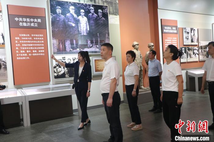 圖為西藏航空一行在臨沂市沂蒙革命紀念館開展主題教育活動?！〗?攝