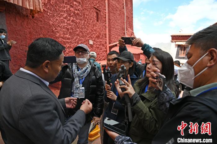圖為中外媒體采訪布達拉宮管理處相關負責人?！≮w朗 攝