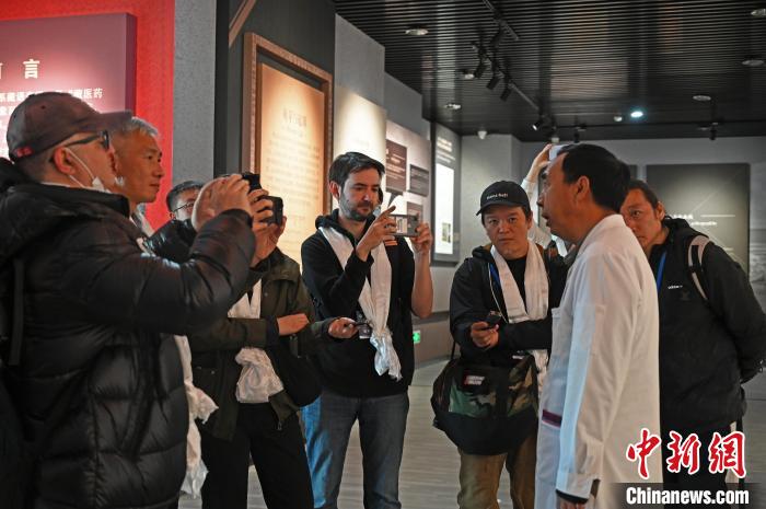 圖為中外媒體采訪西藏自治區藏醫院相關負責人?！≮w朗 攝
