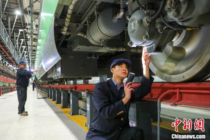 圖為工作人員檢查高原復興號?！≈軔傁?攝