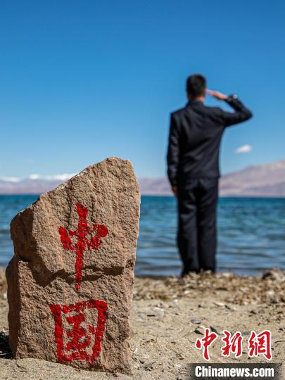 班公湖畔的“中國”標記?！↓埿▲P 攝