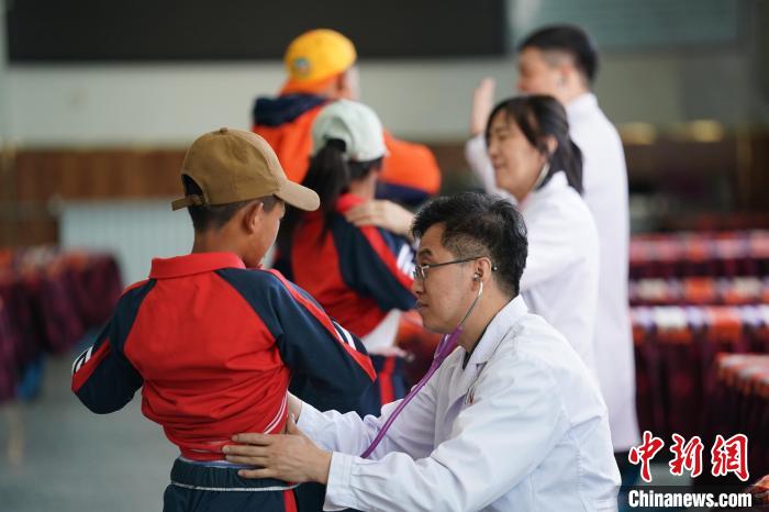 6月26日，西藏日喀則特校的孩子參加先心病篩查?！√K丹 攝