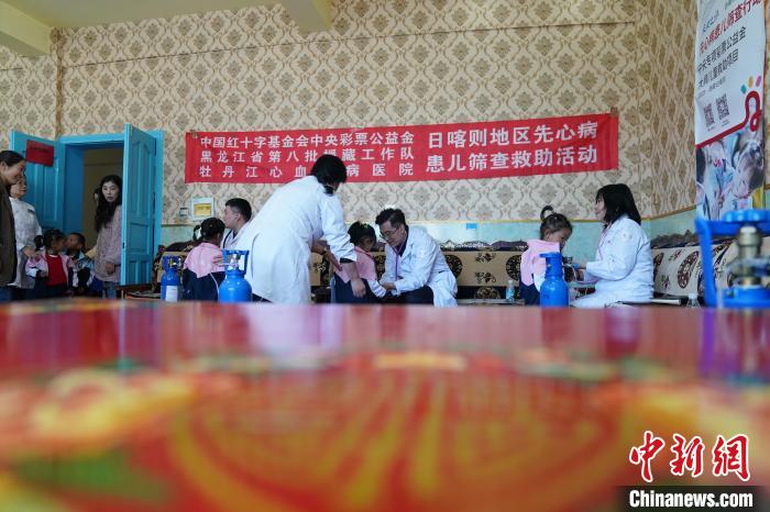 6月27日，西藏康馬縣雙語幼兒園的孩子參加先心病篩查?！√K丹 攝