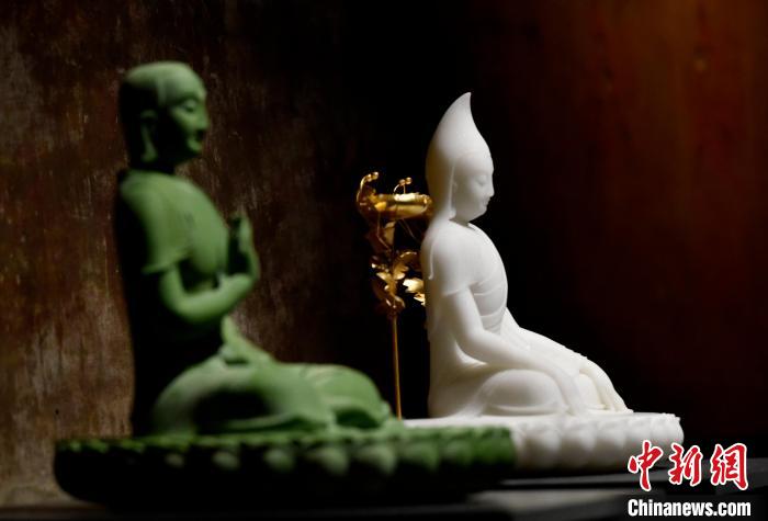 圖為展覽中圍繞西藏歷史與傳統創作的雕塑作品?！±盍?攝