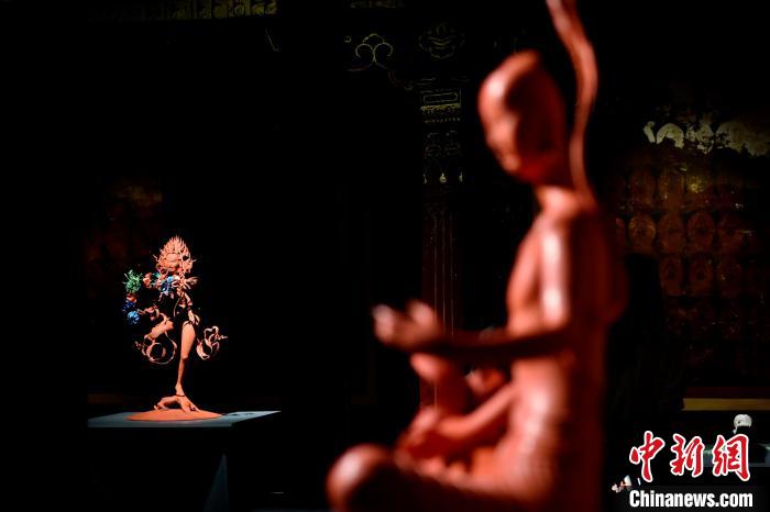 圖為展覽中圍繞西藏歷史與傳統創作的雕塑作品?！±盍?攝