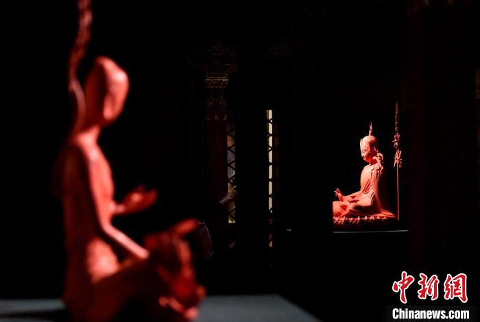 圖為展覽中圍繞西藏歷史與傳統創作的雕塑作品?！±盍?攝