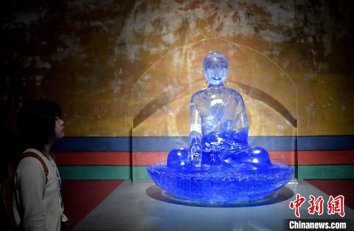 圖為觀眾正在欣賞展覽中的雕塑作品?！±盍?攝
