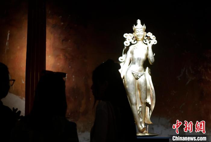 圖為觀眾正在欣賞展覽中的雕塑作品《八萬四千年》?！±盍?攝