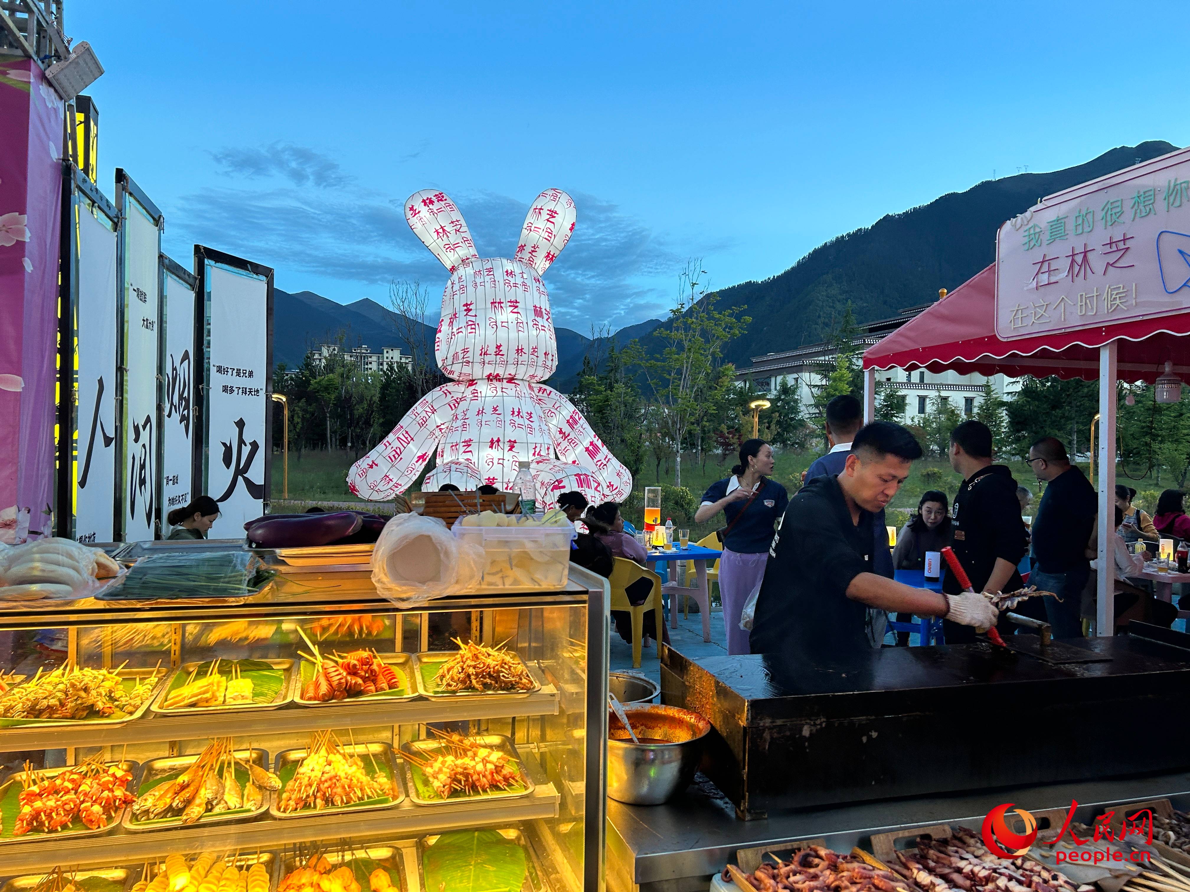 工布公園里的夜市，滿滿“煙火氣”。人民網 周靜圓攝