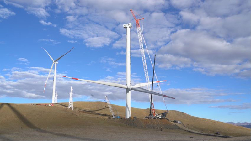 西藏措美哲古風電場首批3.6兆瓦風電機組吊裝。受訪者供圖
