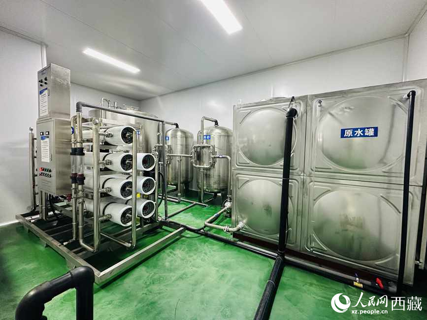 “色達牙泉”礦泉水（桶裝水）生產加工基地。人民網記者 次仁羅布攝