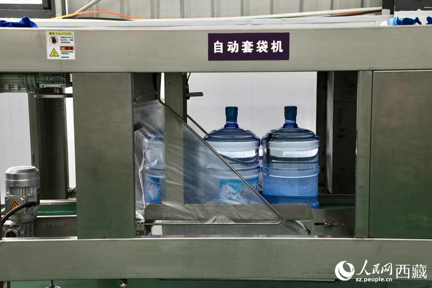 “色達牙泉”礦泉水（桶裝水）生產加工基地。人民網記者 次仁羅布攝