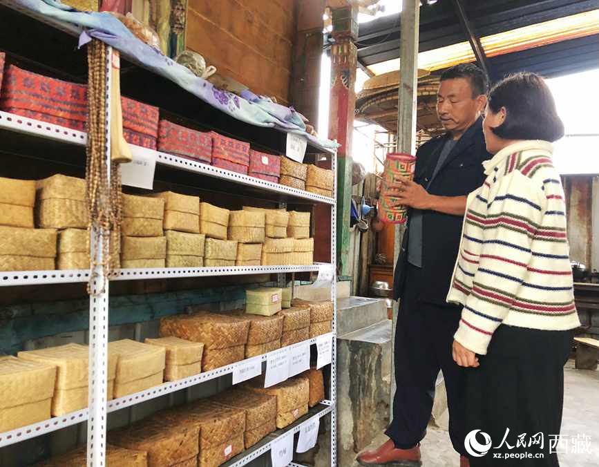 愛明（左一）給游客介紹藤竹產品。