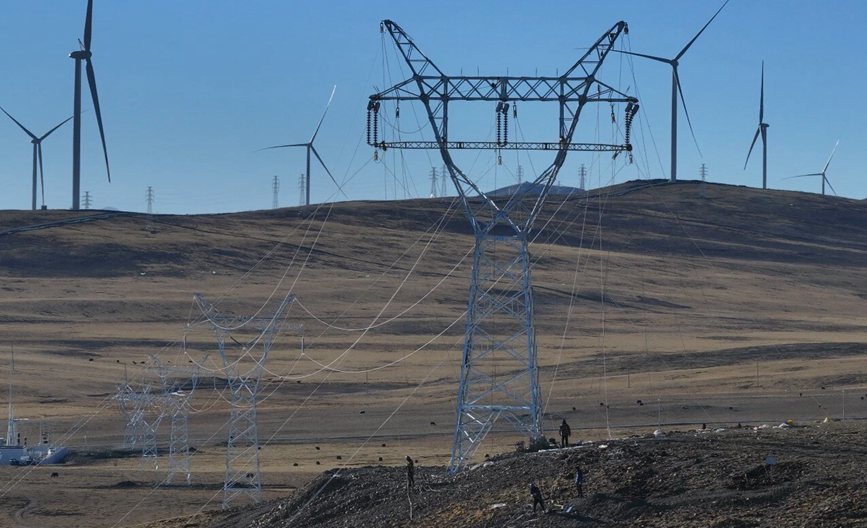 那曲市色尼區國能100兆瓦風電11千伏送電工程現場。拉巴平措攝