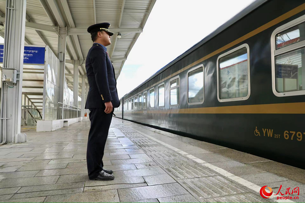 即將開往上海的列車。人民網記者 次仁羅布攝