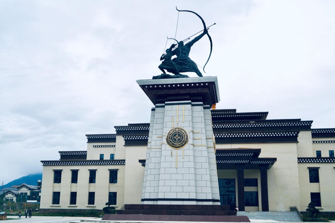 工布公園里的城市地標雕塑——畢秀之子。人民網記者 益西康珠攝