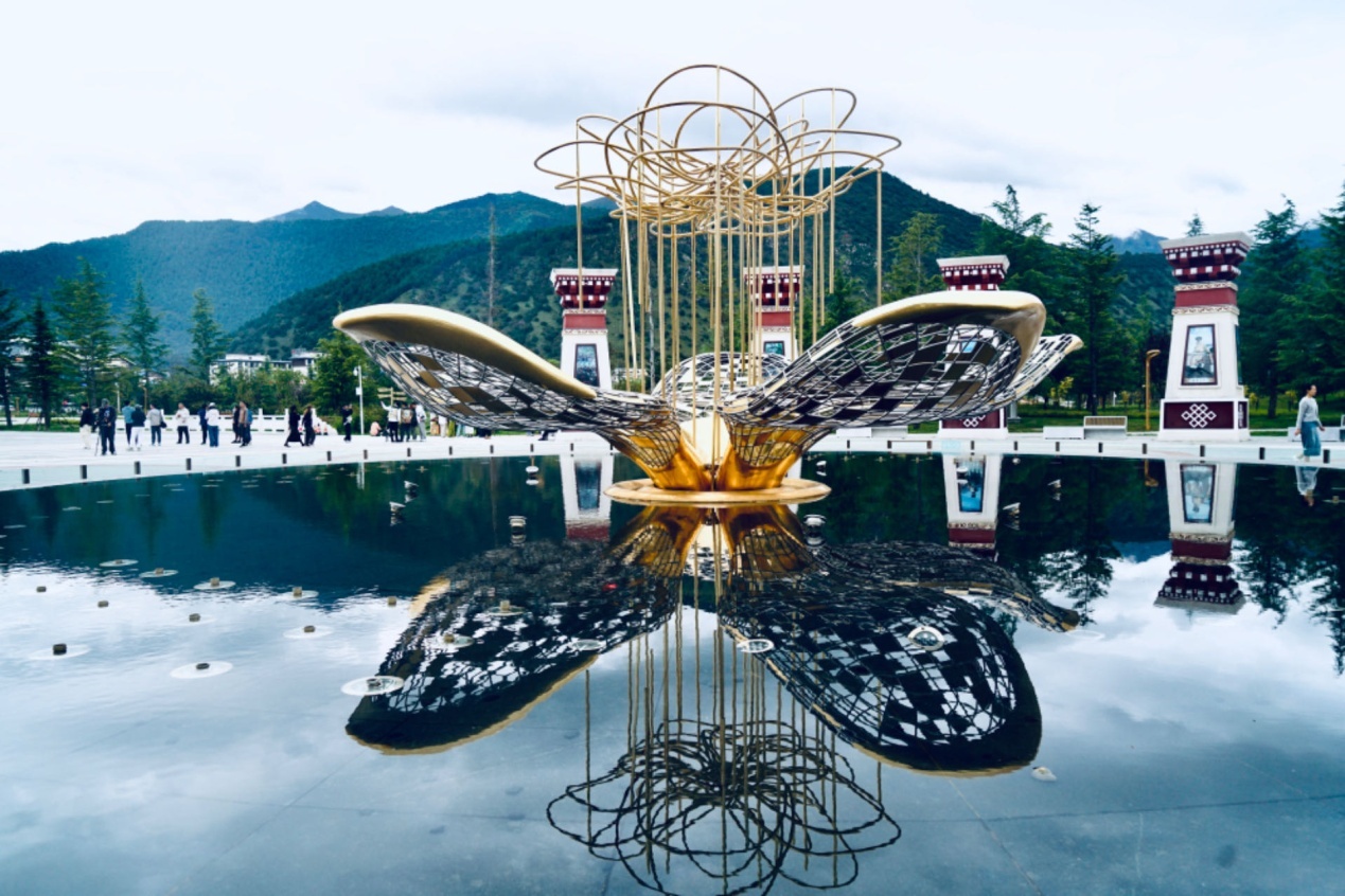 工布公園里的桃花主題雕塑——萬樹桃花。人民網記者 益西康珠攝