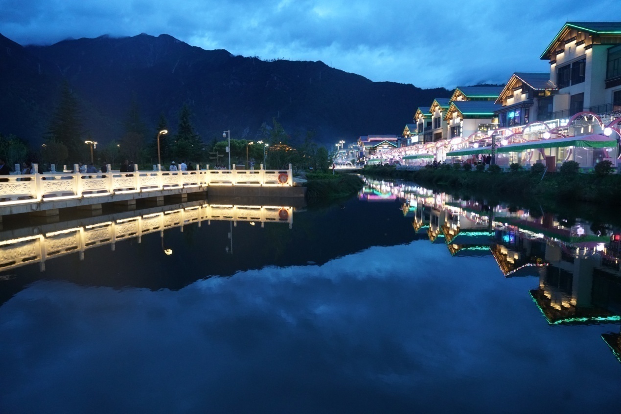 工布公園的夜景。人民網記者 益西康珠攝