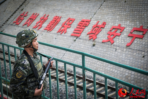 武警西藏總隊拉薩支隊執勤八大隊官兵在鐵路旁執勤。支翔宇 攝